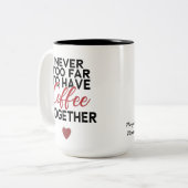 Nooit te ver om samen koffie te drinken tweekleurige koffiemok (Voorkant links)
