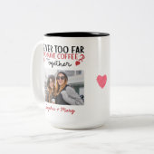 Nooit te ver om samen koffie te drinken tweekleurige koffiemok (Voorkant links)