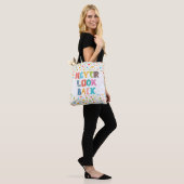 Nooit terugkijken tote bag (Op model)
