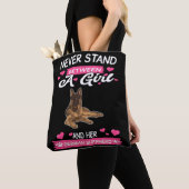 Nooit tussen een meisje en haar Duitse herder staa Tote Bag (Dichtbij)