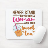 Nooit tussen een vrouw en haar zoete thee staan muismat (Met muis)