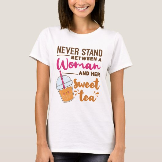 Nooit tussen een vrouw en haar zoete thee staan t-shirt (Voorkant)