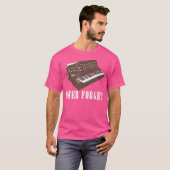 Nooit Vergeten Synthesizer - Retro Piano Design T-shirt (Voorkant volledig)