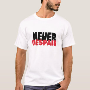 Nooit Wanhopen – Donkere Gotische Typografie T-shirt