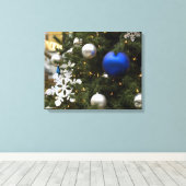 Noord-Amerika. Kerstversiering aan boom. Canvas Afdruk (Insitu (Houten vloer))