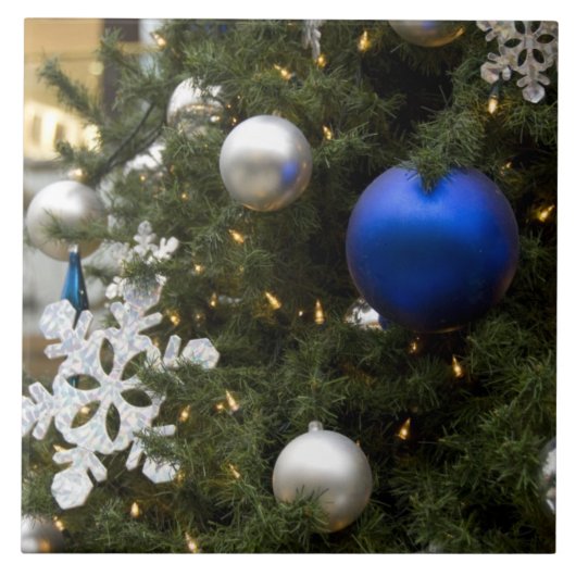 Noord-Amerika. Kerstversiering aan boom. Tegeltje (Voorkant)