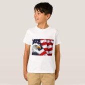 Noord-Amerikaanse Bald Eagle onder Amerikaanse vla T-shirt (Voorkant volledig)