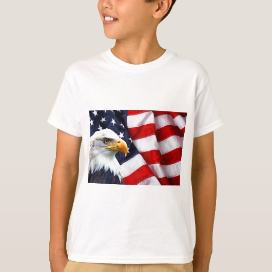 Noord-Amerikaanse Bald Eagle onder Amerikaanse vla T-shirt (Voorkant)