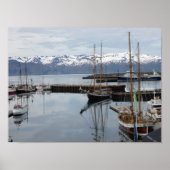 Noord-IJslandse haven hoge scheepsreflecties Poster (Voorkant)