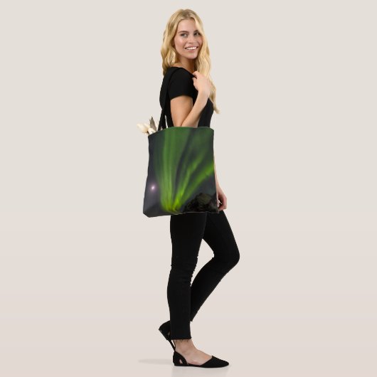 noordelijk lichtS | Haukland Beach Island Tote Bag (Op model)