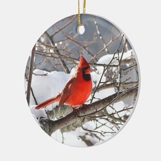 Noordelijke kardinaal in de sneeuw keramisch ornament (Links)