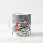 Noordelijke kardinaal in de sneeuw koffiemok (Voorkant links)