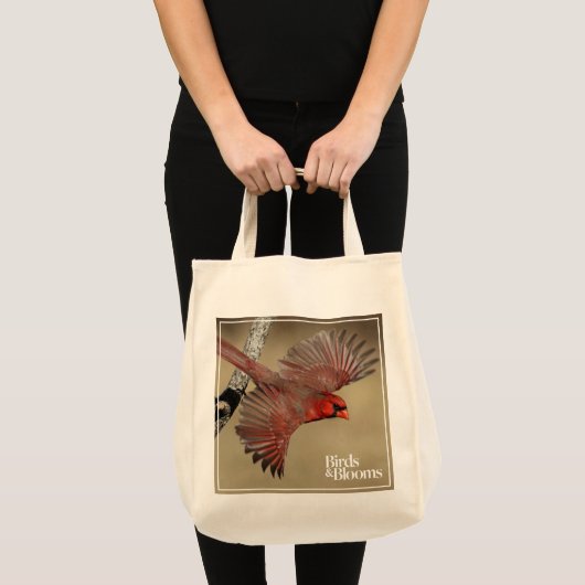 noordelijke kardinaal in de vlucht tote bag (Voorkant (product))