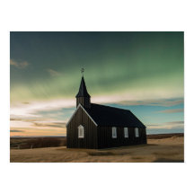Noordelijke lichten in de Budir-kerk