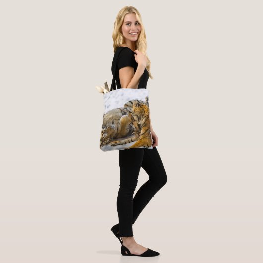 Noordoost-tijger Tote Bag (Op model)