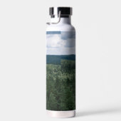 Noords boslandschap over de bomen met naam waterfles (Rechts)