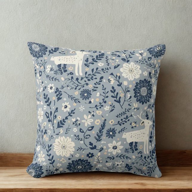 Noords Scandinavisch Herten & Bloempatroon Kussen (Nordic Scandinavian Blue and Cream Floral Deer Print Throw Pillow)