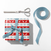 Noordse Kerstrendieren en Sneeuwvlokken Rood Cadeaupapier