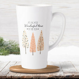 Noordse winter scène minimale dennen kerstbomen latte mok