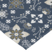 Noordse witte en gouden bloemen op blauwe achtergr tafelkleed (Gekanteld)