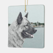 Noors Elkhound bij Village Painting - Dog Art Keramisch Ornament (Links)
