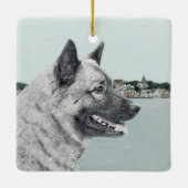 Noors Elkhound bij Village Painting - Dog Art Keramisch Ornament (Achterkant)