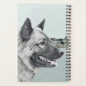 Noors Elkhound bij Village Painting - Dog Art Planner (Achterkant)