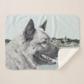 Noors Elkhound bij Village Painting - Dog Art Sherpa Deken (Voorkant (horizontaal))