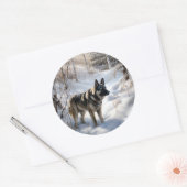 Noorse Elkhound liet het sneeuwkerst Ronde Sticker (Envelop)