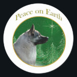 Noorse Elkhound Vrede Ronde Sticker<br><div class="desc">Vrede op aarde. Show je reden voor het seizoen met je Norwegian Elkhound in dit unieke hondenontwerp geaccentueerd met groen en goud. Geef Norwegian Elkhound cadeaus voor Kerstmis aan al je hondenliefhebbers!</div>