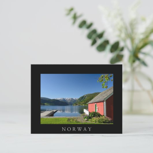 Noorse fjord en zwart briefkaart in botenhuis (Staand voorkant)