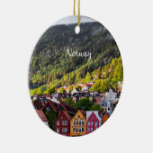 Noorse stad met bergen op de achtergrond keramisch ornament (Rechts)