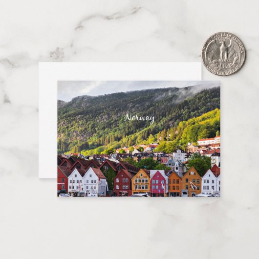 Noorse stad met bergen op de achtergrond notitiekaartje (Voorkant / Achterkant in situ)