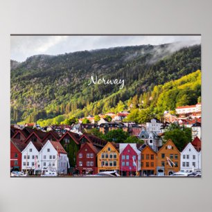 Noorse stad met bergen op de achtergrond poster