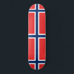 Noorse vlag (Noorwegen) Persoonlijk Skateboard<br><div class="desc">Dit ontwerp is voorzien van de nationale vlag van Noorwegen (officieel bekend als het Koninkrijk Noorwegen), een Noords land in Noord-Europa. Het continentale grondgebied van Noorwegen omvat het westerne en noordelijkste deel van het Scandinavische schiereiland. Mainland Noorwegen, het afgelegen eiland Jan Mayen en de archipel van Svalbard vormen metropolitan Noorwegen,...</div>