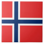 Noorse vlag (Noorwegen) Tegeltje<br><div class="desc">Dit ontwerp is voorzien van de nationale vlag van Noorwegen (officieel bekend als het Koninkrijk Noorwegen), een Noords land in Noord-Europa. Het continentale grondgebied van Noorwegen omvat het westerne en noordelijkste deel van het Scandinavische schiereiland. Mainland Noorwegen, het afgelegen eiland Jan Mayen en de archipel van Svalbard vormen metropolitan Noorwegen,...</div>