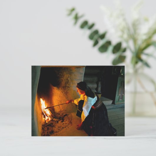 Noorse vrouw die het vuur van de hitte regelt briefkaart (Staand voorkant)