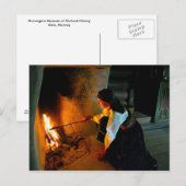 Noorse vrouw die het vuur van de hitte regelt briefkaart (Voorkant / Achterkant)