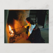 Noorse vrouw die het vuur van de hitte regelt briefkaart (Voorkant)