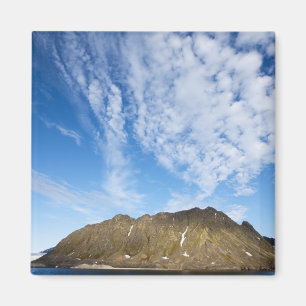Noorwegen, Svalbard, Wolken boven steile kliffen Magneet