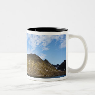 Noorwegen, Svalbard, Wolken boven steile kliffen Tweekleurige Koffiemok