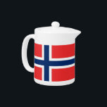 Noorwegen Vlag theepot<br><div class="desc">Vier het Noorse erfgoed met deze unieke theepot met de vlag van Noorwegen! Deze theepot is vervaardigd met zorgvuldige aandacht voor detail en is meer dan alleen een functioneel item; het is een eerbetoon aan de Noorse culturele trots. Het ontwerp toont met trots de iconische vlag van Noorwegen, met zijn...</div>