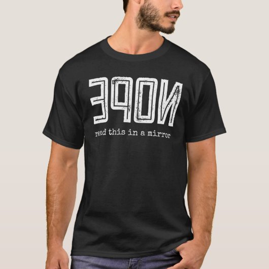 NOPE las dit in spiegelretro-typografie T-shirt (Voorkant)