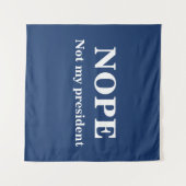 NOPE Niet mijn president aanpasbaar Wandkleed (Voorkant (horizontaal))