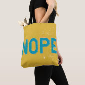 NOPE Noodlijdende Typografie in geel en blauw Tote Bag (Dichtbij)