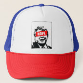"Nope" to Trump Trucker Hat Pet (Voorkant)