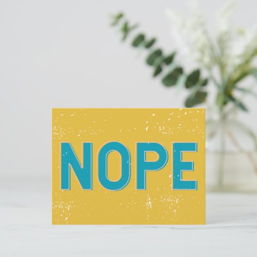 NOPE - Verstoorde Typografie in Blauw en Geel Briefkaart (Staand voorkant)