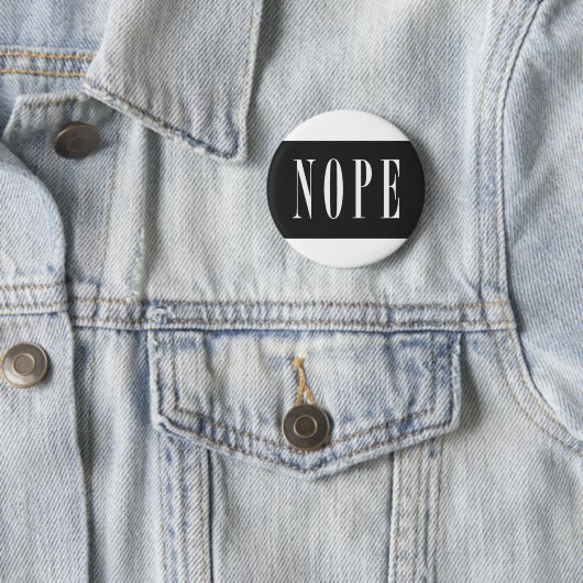 NOPE - White BlackBox Ronde Button 5,7 Cm (In situ)