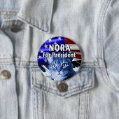 Nora voor President Button in blauw #3 (In situ)