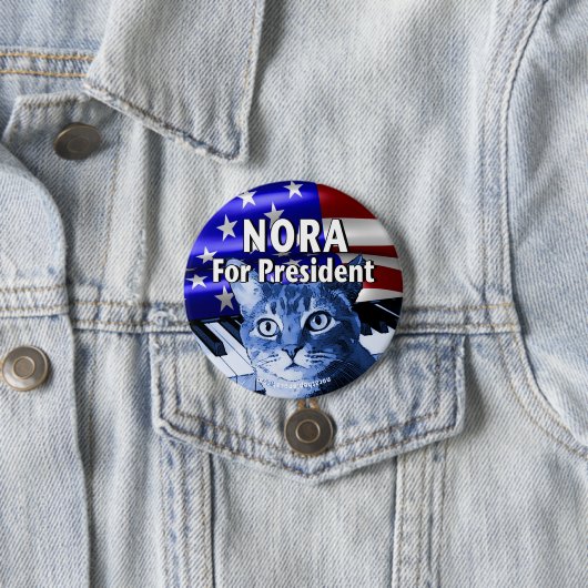 Nora voor President Button in blauw #3 (In situ)